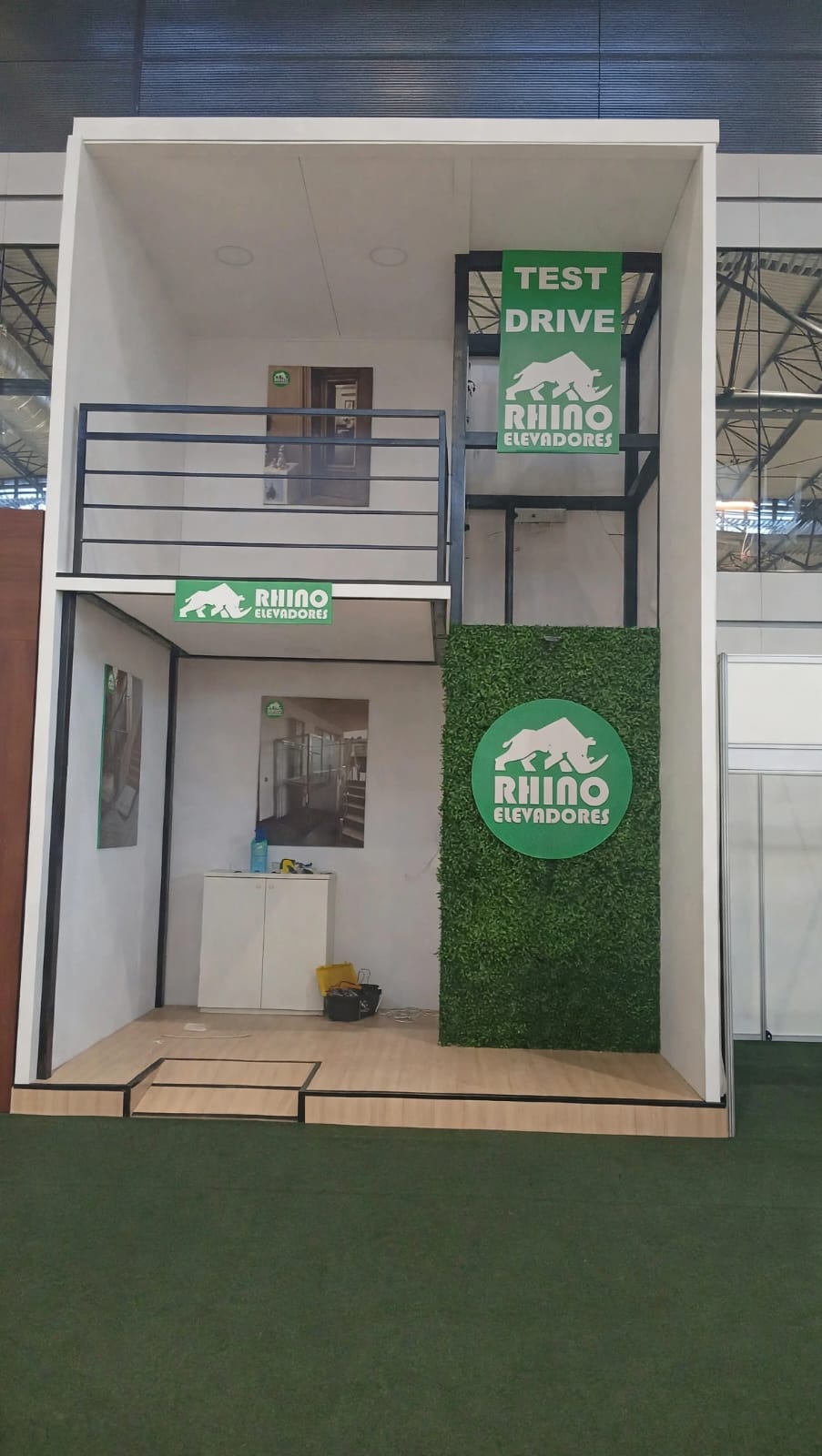 Stand Rhino Elevadores — Dois Pisos